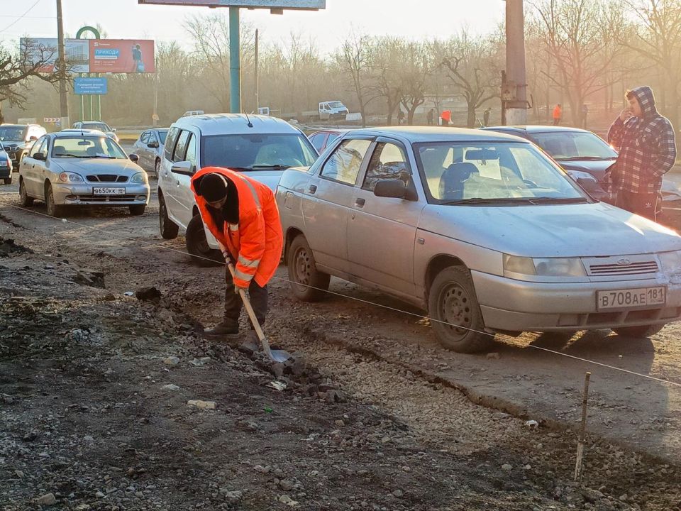 Московские специалисты начали демонтаж бордюрного камня и асфальтового покрытия на улице Буденного в Луганске Московские специалисты начали демонтаж бордюрного камня и асфальтового покрытия на улице Буденного в Луганске