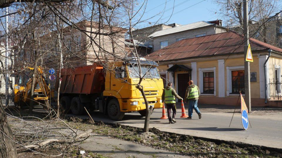 В Луганске начался ремонт аллеи, ведущей к памятнику Владимиру Далю В Луганске начался ремонт аллеи, ведущей к памятнику Владимиру Далю