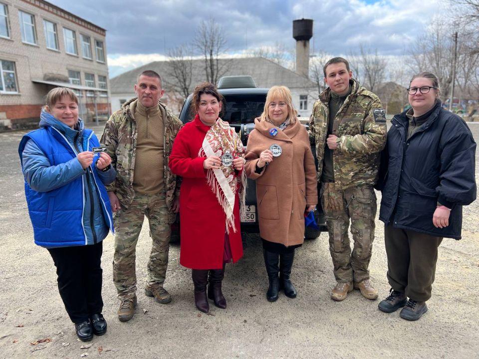 Единороссы и «Женщины России» Станицы Луганской передали военнослужащим гуманитарную помощь Единороссы и «Женщины России» Станицы Луганской передали военнослужащим гуманитарную помощь