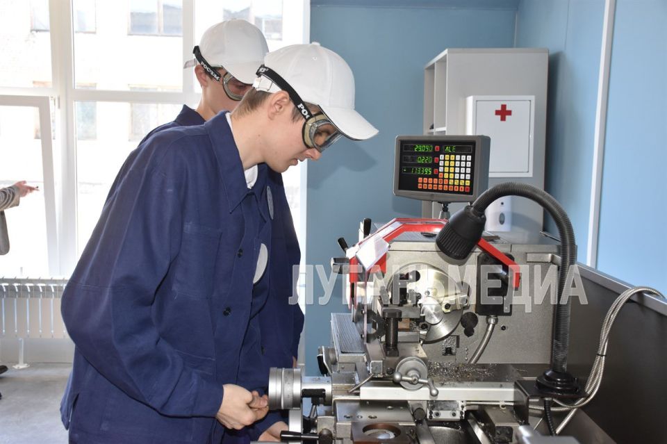Студенты кластера федерального проекта «Профессионалитет» в отрасли «Машиностроение» осваивают передовые технологии, оттачивая свое мастерство на современных станках Студенты кластера федерального проекта «Профессионалитет» в отрасли «Машиностроение» осваивают передовые технологии, оттачивая свое мастерство на современных станках