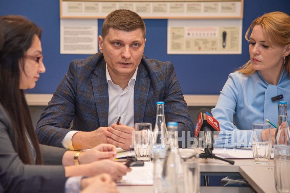 Сенатор Совета Федерации от ЛНР Дарья Лантратова провела совещание в Министерстве культуры республики, посвященное вопросам сохранения объектов культурного наследия региона Сенатор Совета Федерации от ЛНР Дарья Лантратова провела совещание в Министерстве культуры республики, посвященное вопросам сохранения объектов культурного наследия региона