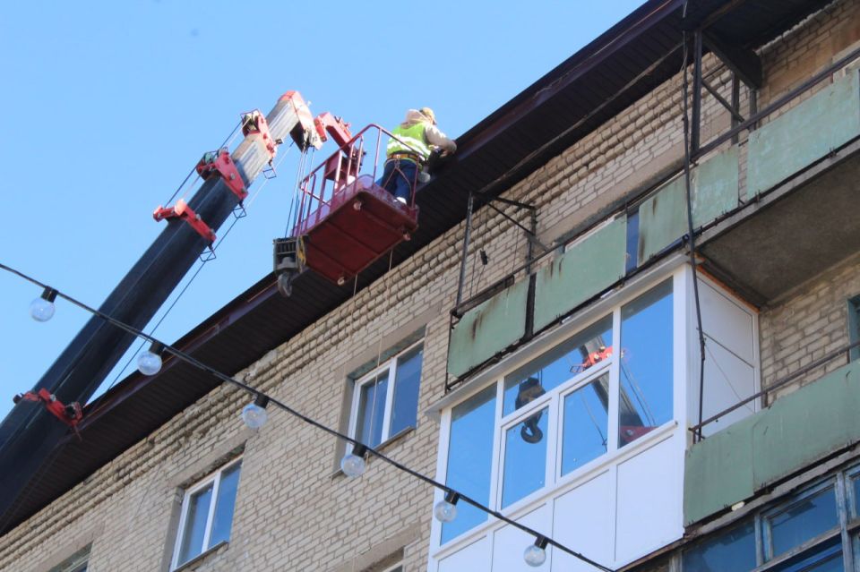 В поселке Краснодон продолжается капитальный ремонт кровли многоквартирного жилого дома по адресу: ул. Елисеенко, д. 14. Работы ведутся Тюменской областью, с привлечением подрядной организации ООО СК «СТИЛЛ» В поселке Краснодон продолжается капитальный ремонт кровли многоквартирного жилого дома по адресу: ул. Елисеенко, д. 14. Работы ведутся Тюменской областью, с привлечением подрядной организации ООО СК «СТИЛЛ»