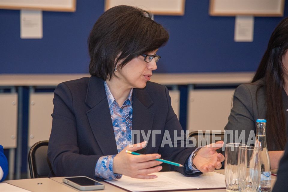 Сенатор Совета Федерации от ЛНР Дарья Лантратова провела совещание в Министерстве культуры республики, посвященное вопросам сохранения объектов культурного наследия региона Сенатор Совета Федерации от ЛНР Дарья Лантратова провела совещание в Министерстве культуры республики, посвященное вопросам сохранения объектов культурного наследия региона