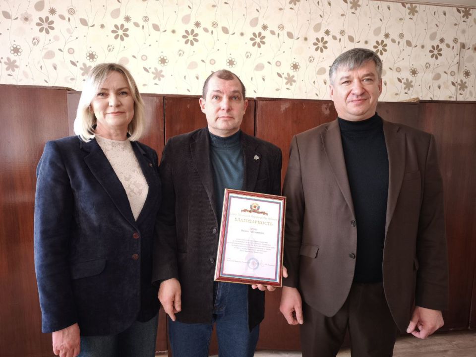 После осмотра пищеблока директор школы Наталья Лахно провела для гостей экскурсию по учреждению, показав ремонтные работы, выполненные за последнее время После осмотра пищеблока директор школы Наталья Лахно провела для гостей экскурсию по учреждению, показав ремонтные работы, выполненные за последнее время