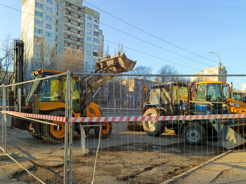 Московские специалисты начали демонтаж бордюрного камня и асфальтового покрытия на улице Буденного в Луганске Московские специалисты начали демонтаж бордюрного камня и асфальтового покрытия на улице Буденного в Луганске