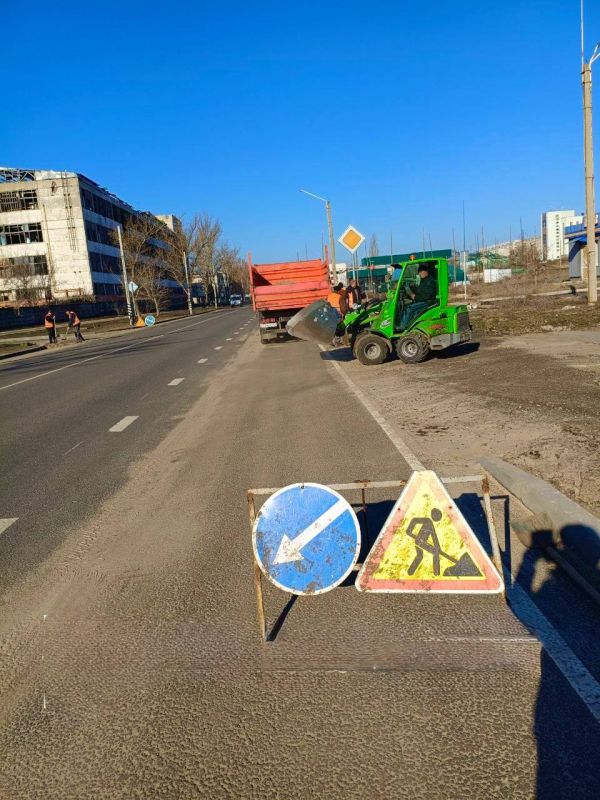 Сотрудники МУП «ДЭП города Рубежное» активно работают над уборкой дорожного полотна Сотрудники МУП «ДЭП города Рубежное» активно работают над уборкой дорожного полотна
