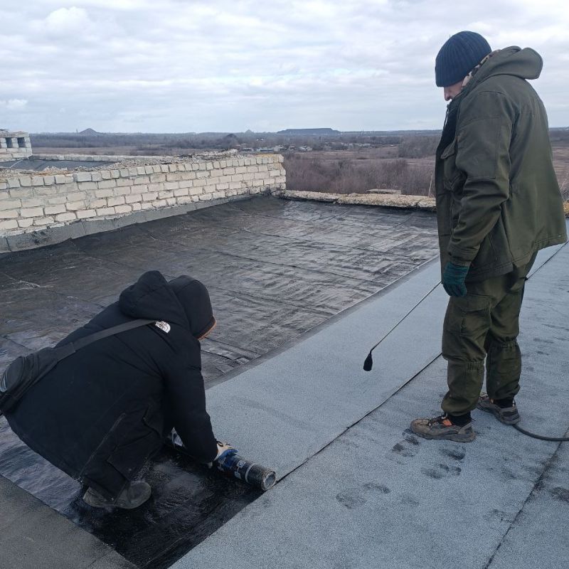Специалисты Ровеньковского филиала НКО выполняют работы по текущему ремонту кровли многоэтажных домов Специалисты Ровеньковского филиала НКО выполняют работы по текущему ремонту кровли многоэтажных домов