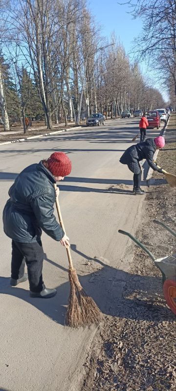 Коллектив стадиона «Победа» вышел на первую весеннюю уборку территории Коллектив стадиона «Победа» вышел на первую весеннюю уборку территории