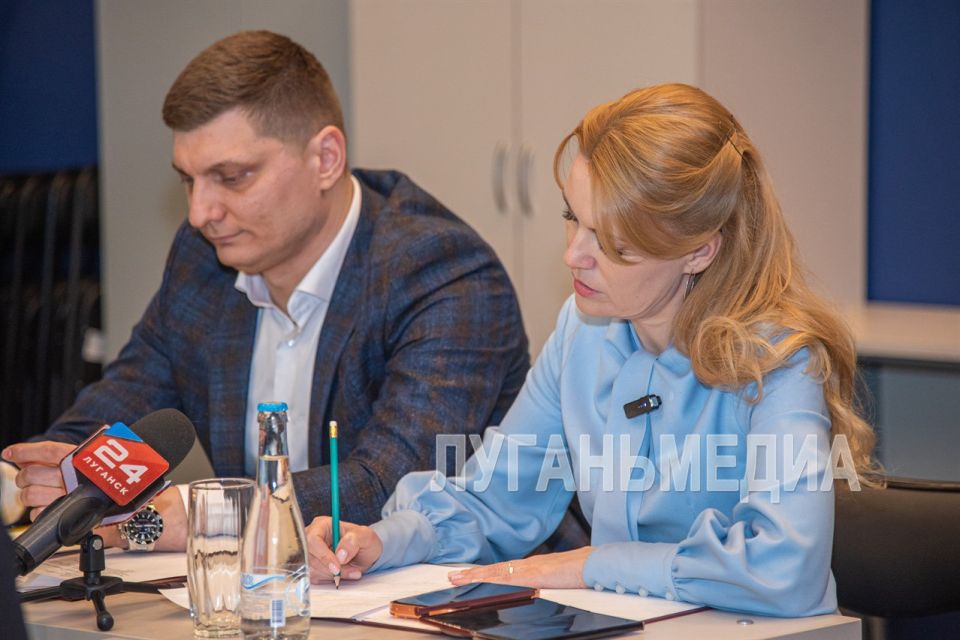 Сенатор Совета Федерации от ЛНР Дарья Лантратова провела совещание в Министерстве культуры республики, посвященное вопросам сохранения объектов культурного наследия региона Сенатор Совета Федерации от ЛНР Дарья Лантратова провела совещание в Министерстве культуры республики, посвященное вопросам сохранения объектов культурного наследия региона