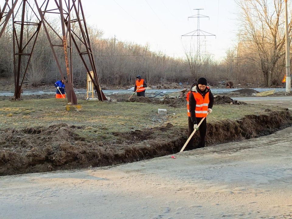 Московские специалисты начали демонтаж бордюрного камня и асфальтового покрытия на улице Буденного в Луганске Московские специалисты начали демонтаж бордюрного камня и асфальтового покрытия на улице Буденного в Луганске