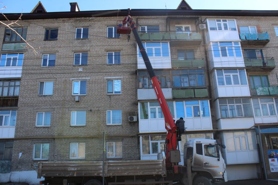 В поселке Краснодон продолжается капитальный ремонт кровли многоквартирного жилого дома по адресу: ул. Елисеенко, д. 14. Работы ведутся Тюменской областью, с привлечением подрядной организации ООО СК «СТИЛЛ» В поселке Краснодон продолжается капитальный ремонт кровли многоквартирного жилого дома по адресу: ул. Елисеенко, д. 14. Работы ведутся Тюменской областью, с привлечением подрядной организации ООО СК «СТИЛЛ»