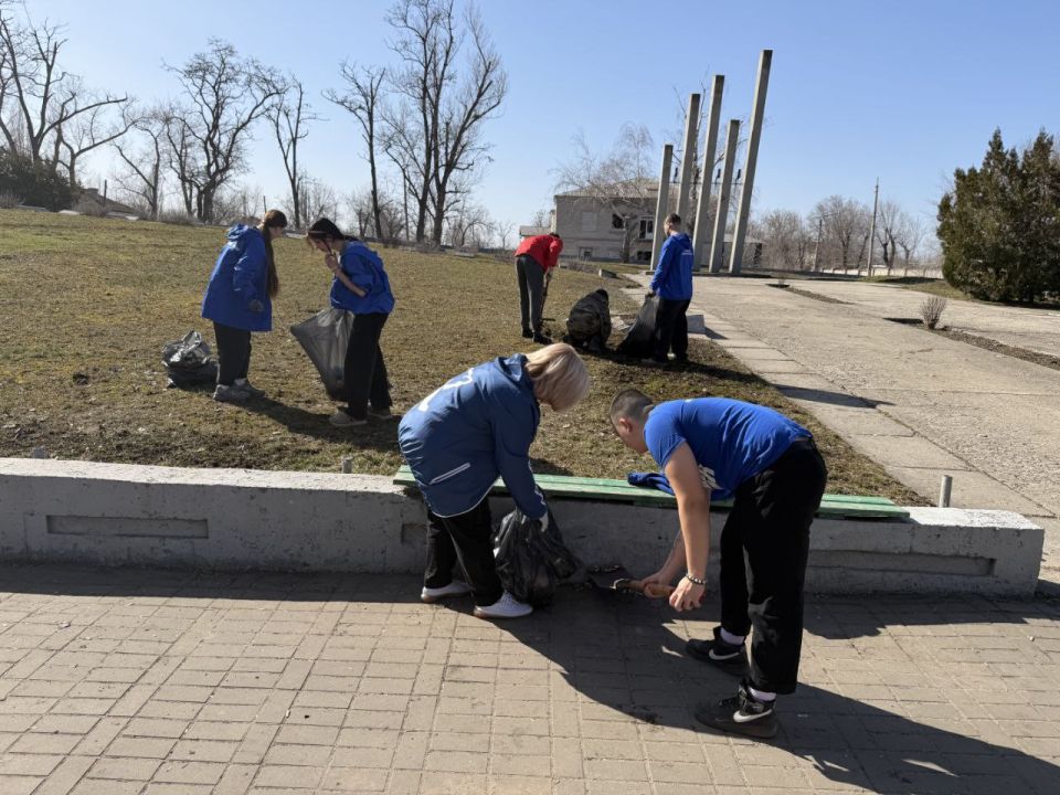 Весна начинается с чистоты: в Северодонецке "ЕДИНАЯ РОССИЯ" и Молодая Гвардия Единой России дали старт марафону субботников Весна начинается с чистоты: в Северодонецке "ЕДИНАЯ РОССИЯ" и Молодая Гвардия Единой России дали старт марафону субботников
