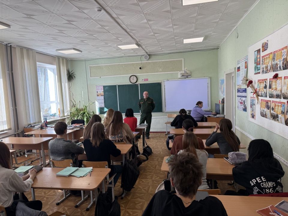Путь к защите Отечества: Военный комиссар Новоайдарского округа провел профориентацию для выпускников Путь к защите Отечества: Военный комиссар Новоайдарского округа провел профориентацию для выпускников