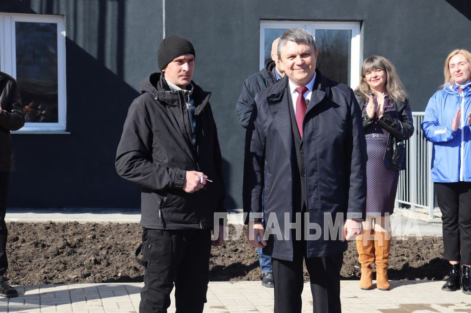 Глава ЛНР Леонид Пасечник вручил ключи от квартир в новом жилом комплексе «Красноярский» 31 семье из Свердловска Глава ЛНР Леонид Пасечник вручил ключи от квартир в новом жилом комплексе «Красноярский» 31 семье из Свердловска