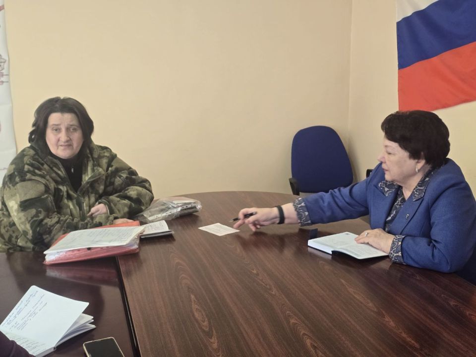 Депутат Народного Совета ЛНР Зинаида Гавриловна Надён выслушала проблемы жителей округа и взяла вопросы на контроль Депутат Народного Совета ЛНР Зинаида Гавриловна Надён выслушала проблемы жителей округа и взяла вопросы на контроль