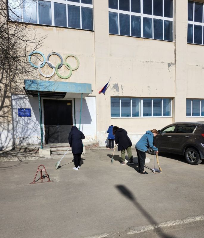 Сотрудники учреждений культуры и спорта проводят весеннюю уборку территорий Сотрудники учреждений культуры и спорта проводят весеннюю уборку территорий