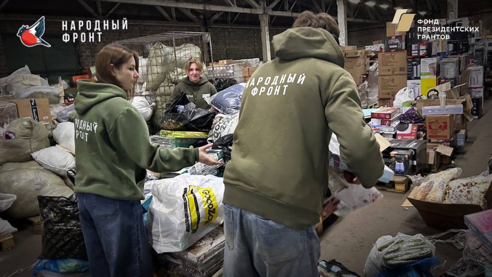 Молодёжка НФ на связи!. Сегодня активисты провели день на складе гуманитарной помощи РИК НФ ЛНР, перебирая необходимые вещи для тех, кто оказался в трудной ситуации Молодёжка НФ на связи!. Сегодня активисты провели день на складе гуманитарной помощи РИК НФ ЛНР, перебирая необходимые вещи для тех, кто оказался в трудной ситуации