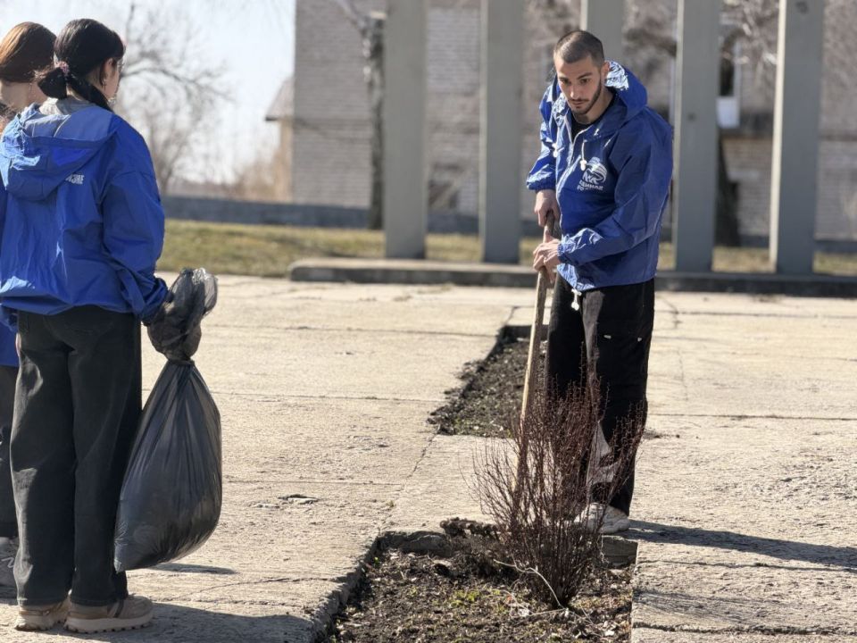 Весна начинается с чистоты: в Северодонецке "ЕДИНАЯ РОССИЯ" и Молодая Гвардия Единой России дали старт марафону субботников Весна начинается с чистоты: в Северодонецке "ЕДИНАЯ РОССИЯ" и Молодая Гвардия Единой России дали старт марафону субботников