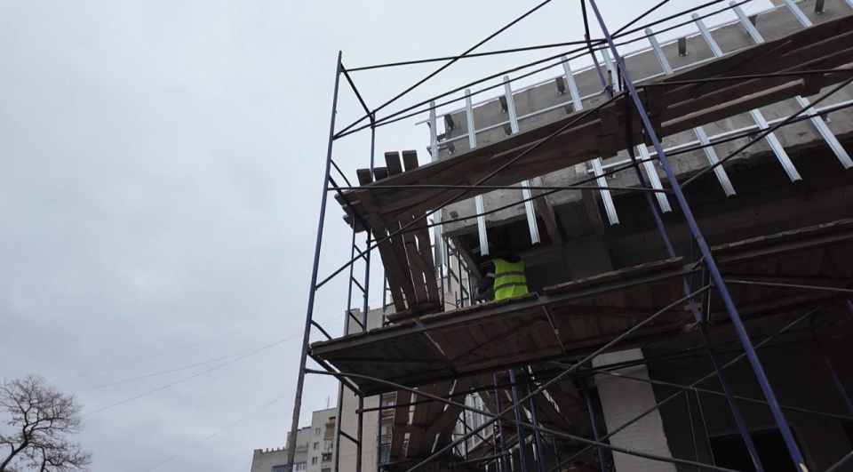 В Краснодонском ЗАГСе сегодня идёт монтаж подсистемы фасада В Краснодонском ЗАГСе сегодня идёт монтаж подсистемы фасада
