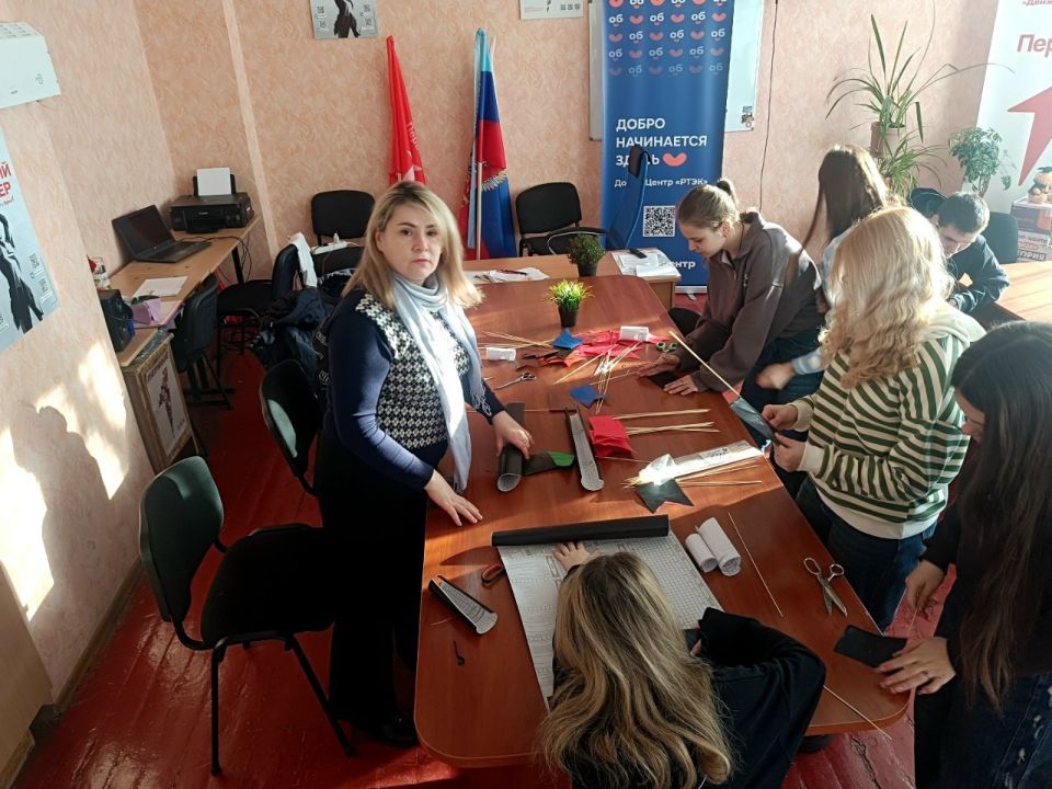 В Ровеньках провели мастер-класс по изготовлению противоминных флажков! В Ровеньках провели мастер-класс по изготовлению противоминных флажков!