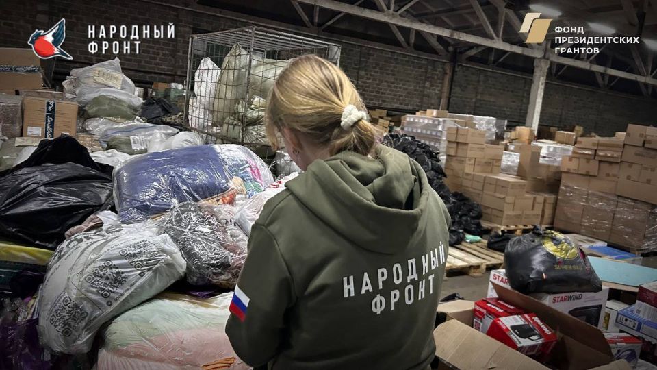 Молодёжка НФ на связи!. Сегодня активисты провели день на складе гуманитарной помощи РИК НФ ЛНР, перебирая необходимые вещи для тех, кто оказался в трудной ситуации Молодёжка НФ на связи!. Сегодня активисты провели день на складе гуманитарной помощи РИК НФ ЛНР, перебирая необходимые вещи для тех, кто оказался в трудной ситуации