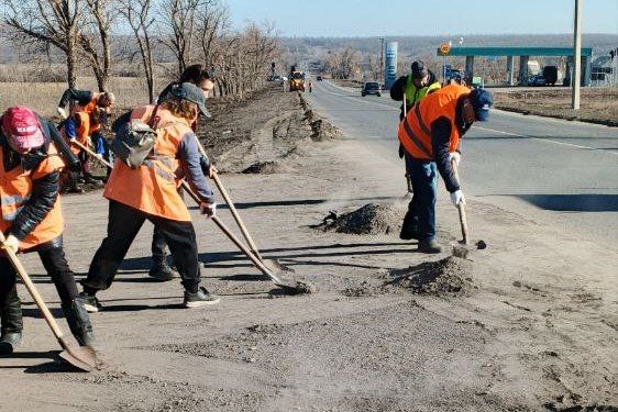Коммунальщики Свердловского округа приступили к очистке дорог от наносного грунта Коммунальщики Свердловского округа приступили к очистке дорог от наносного грунта