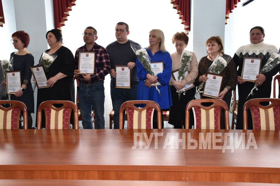 В Краснодоне накануне профессионального праздника поздравили работников ЖКХ В Краснодоне накануне профессионального праздника поздравили работников ЖКХ