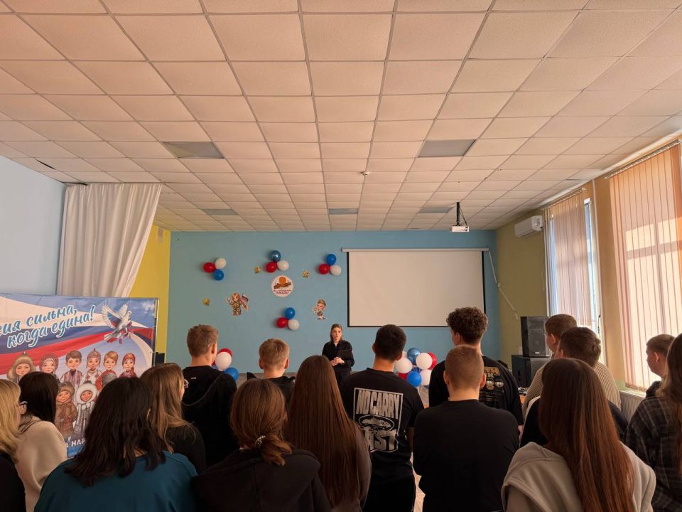 Сотрудники отделения по вопросам миграции ОМВД России «Меловский» провели встречи со старшеклассниками школ на территории Меловского муниципального округа Сотрудники отделения по вопросам миграции ОМВД России «Меловский» провели встречи со старшеклассниками школ на территории Меловского муниципального округа