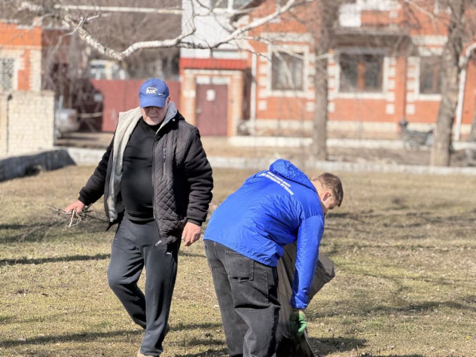 Весна начинается с чистоты: в Северодонецке "ЕДИНАЯ РОССИЯ" и Молодая Гвардия Единой России дали старт марафону субботников Весна начинается с чистоты: в Северодонецке "ЕДИНАЯ РОССИЯ" и Молодая Гвардия Единой России дали старт марафону субботников