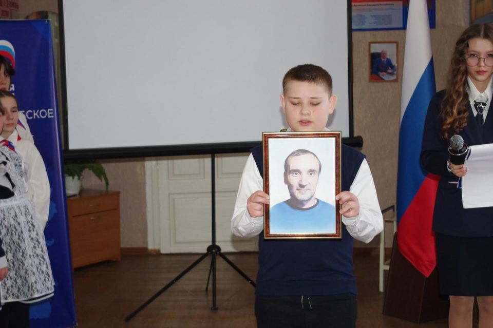 В Сабовской школе открыли «Парты Героя» В Сабовской школе открыли «Парты Героя»