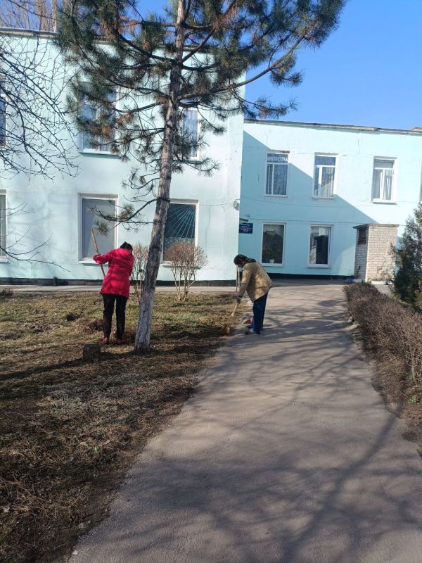 Сотрудники учреждений культуры и спорта проводят весеннюю уборку территорий Сотрудники учреждений культуры и спорта проводят весеннюю уборку территорий