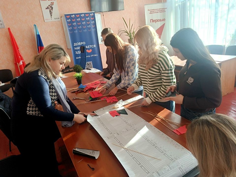 В Ровеньках провели мастер-класс по изготовлению противоминных флажков! В Ровеньках провели мастер-класс по изготовлению противоминных флажков!