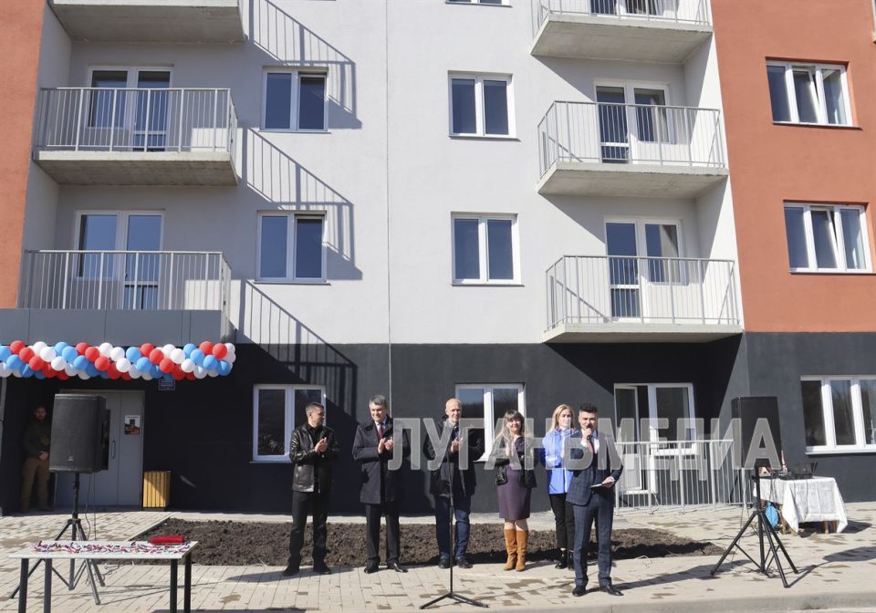 Глава ЛНР Леонид Пасечник вручил ключи от квартир в новом жилом комплексе «Красноярский» 31 семье из Свердловска Глава ЛНР Леонид Пасечник вручил ключи от квартир в новом жилом комплексе «Красноярский» 31 семье из Свердловска