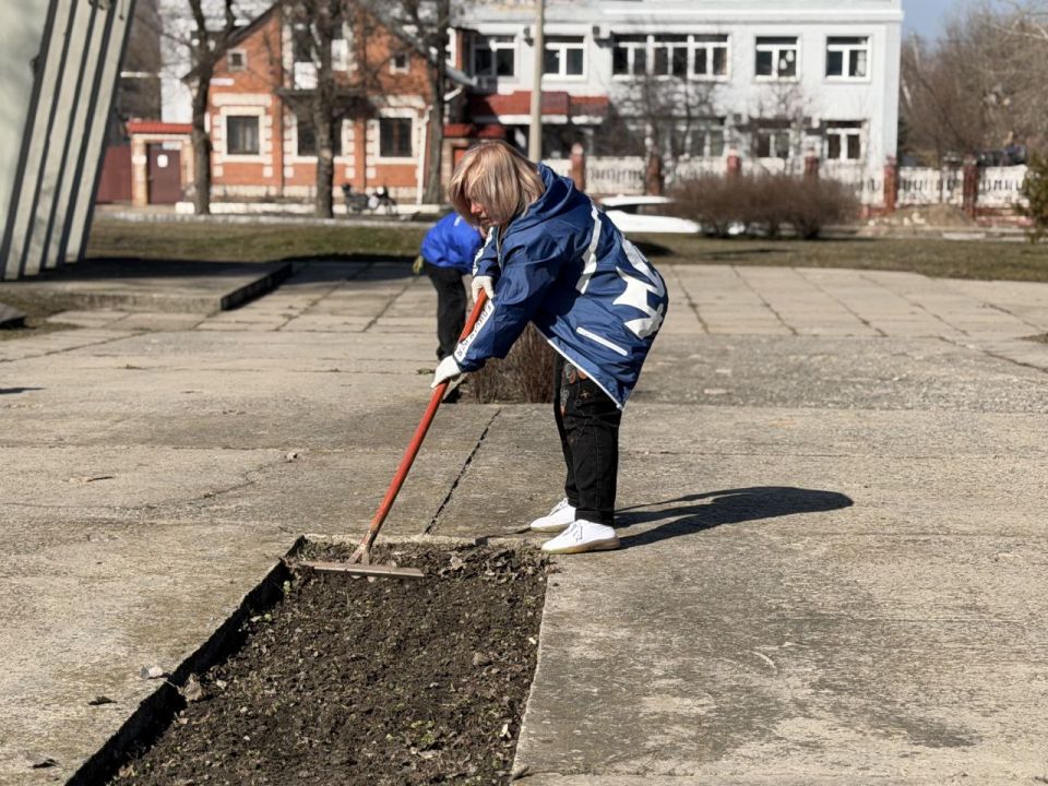 Весна начинается с чистоты: в Северодонецке "ЕДИНАЯ РОССИЯ" и Молодая Гвардия Единой России дали старт марафону субботников Весна начинается с чистоты: в Северодонецке "ЕДИНАЯ РОССИЯ" и Молодая Гвардия Единой России дали старт марафону субботников