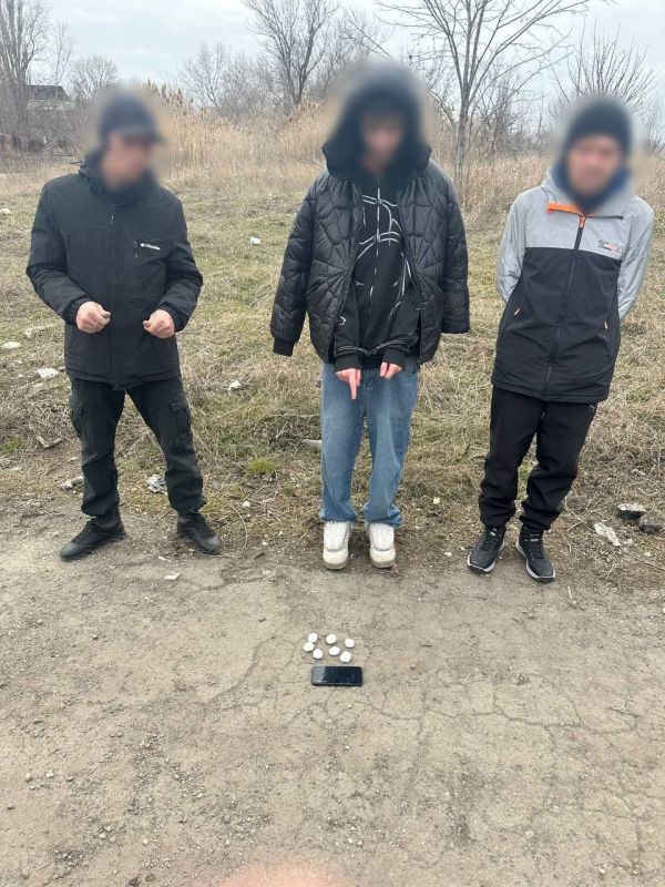 11111Луганские полицейские задержали молодого человека, распространявшего марихуану на территории республики 11111Луганские полицейские задержали молодого человека, распространявшего марихуану на территории республики