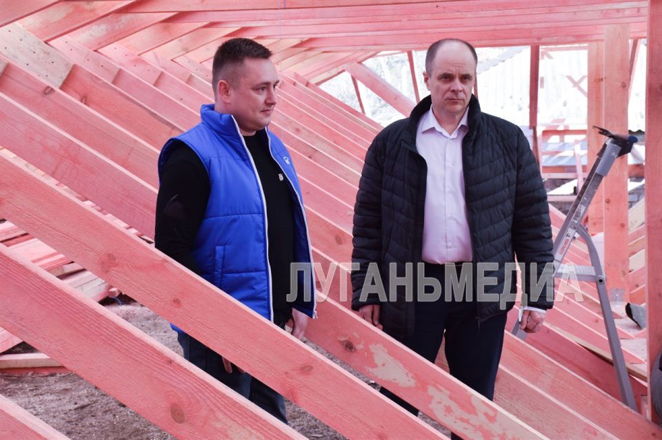 В Красном Луче ремонтируют здание для пункта временного размещения В Красном Луче ремонтируют здание для пункта временного размещения