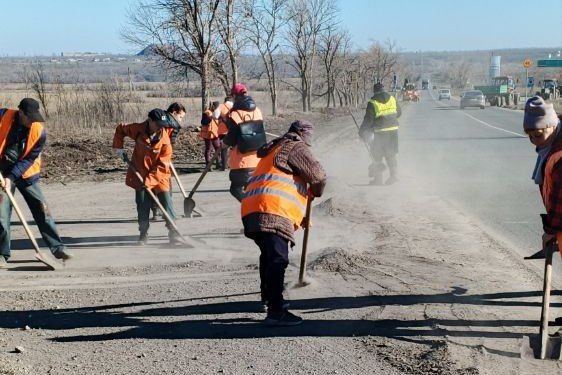 Коммунальщики Свердловского округа приступили к очистке дорог от наносного грунта Коммунальщики Свердловского округа приступили к очистке дорог от наносного грунта