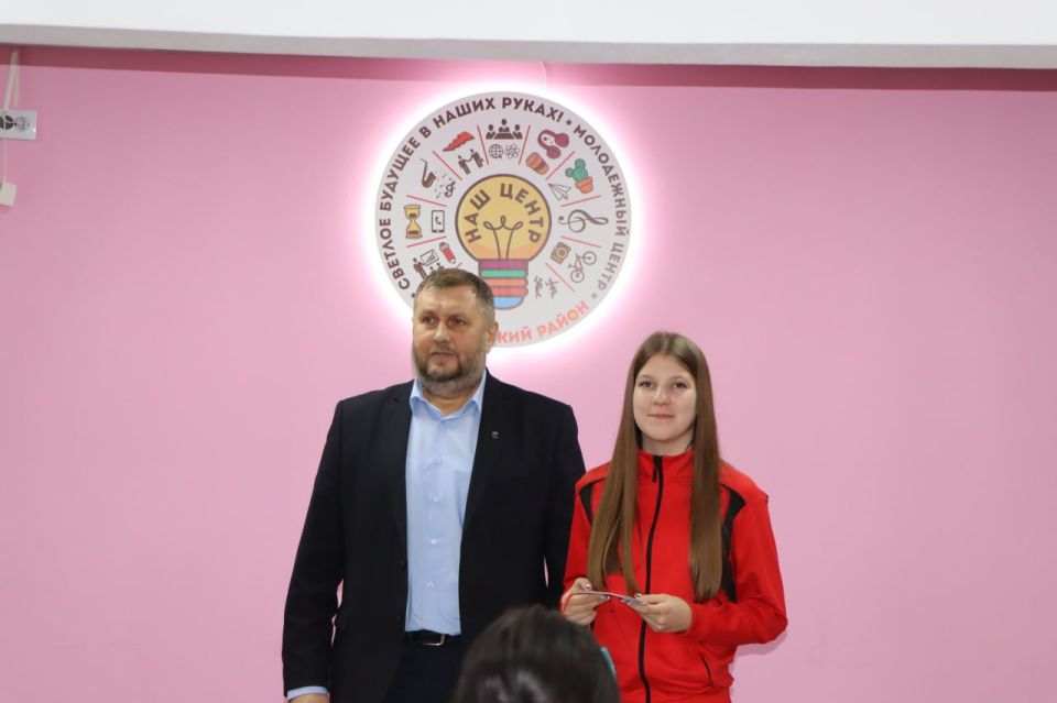 Евгений Бондарь: Гордость Лутугинщины: 13 юных волейболисток получили спортивные разряды! Евгений Бондарь: Гордость Лутугинщины: 13 юных волейболисток получили спортивные разряды!