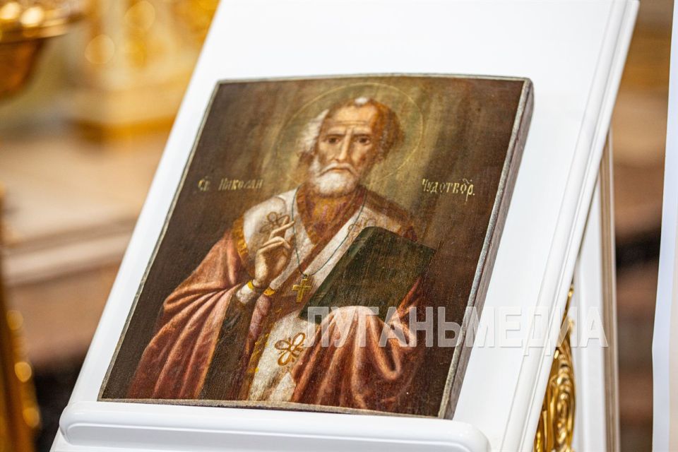 Леонид Пасечник: «Шесть отреставрированных старинных икон вернулись на Луганскую землю» Леонид Пасечник: «Шесть отреставрированных старинных икон вернулись на Луганскую землю»