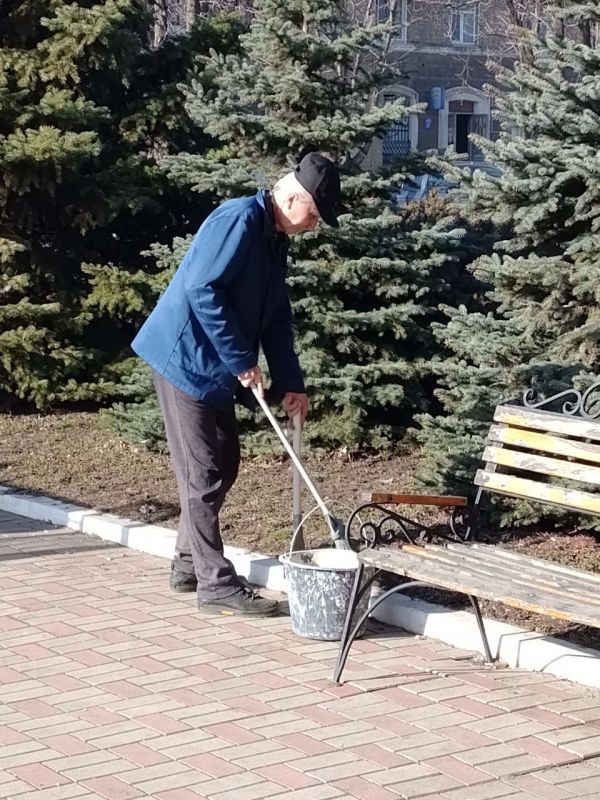 Сотрудники учреждений культуры и спорта проводят весеннюю уборку территорий Сотрудники учреждений культуры и спорта проводят весеннюю уборку территорий