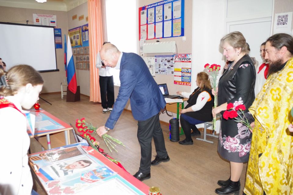В Сабовской школе открыли «Парты Героя» В Сабовской школе открыли «Парты Героя»