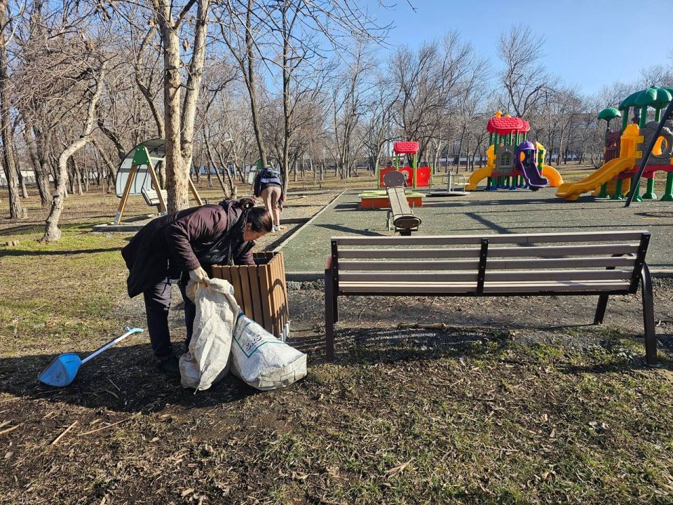 Андрей Рубанцов: В рамках плановых мероприятий специалисты МУП «ЖЭК» г. Ровеньки совместно с работниками отдела жизнеобеспечения пгт Дзержинский, пгт Нагольно-Тарасовка проводят работы по благоустройству территории пгт... Андрей Рубанцов: В рамках плановых мероприятий специалисты МУП «ЖЭК» г. Ровеньки совместно с работниками отдела жизнеобеспечения пгт Дзержинский, пгт Нагольно-Тарасовка проводят работы по благоустройству территории пгт...