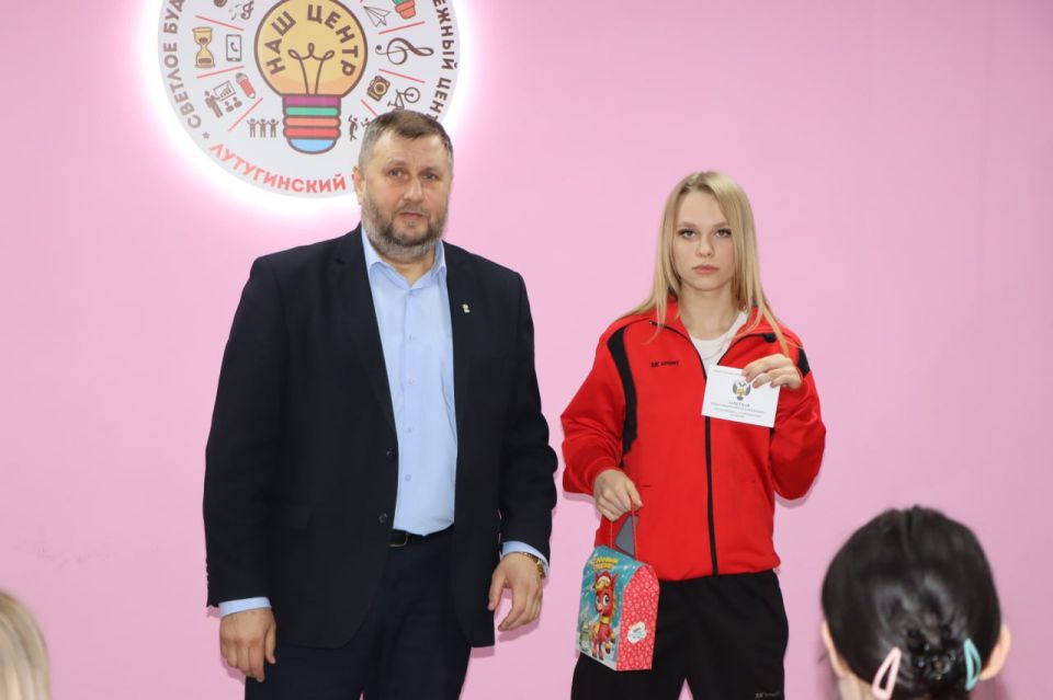 Евгений Бондарь: Гордость Лутугинщины: 13 юных волейболисток получили спортивные разряды! Евгений Бондарь: Гордость Лутугинщины: 13 юных волейболисток получили спортивные разряды!
