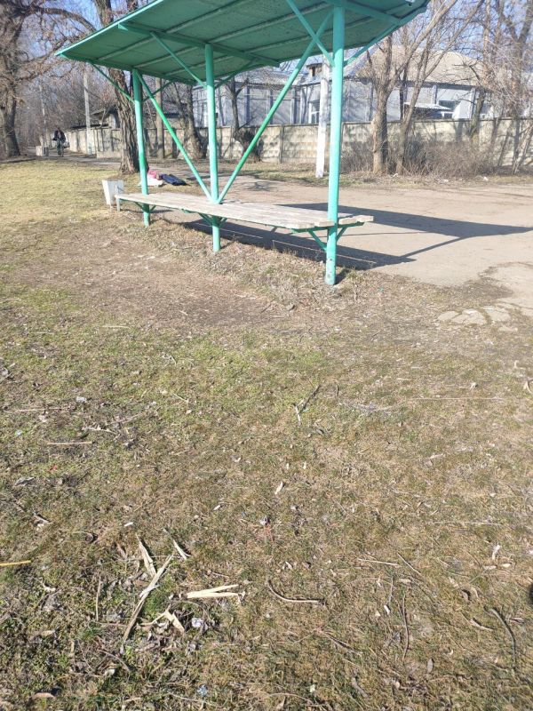 Коммунальщики навели порядок у пруда Молодежный Коммунальщики навели порядок у пруда Молодежный
