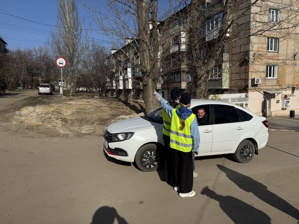 Сотрудники ОГИБДД ОМВД России «Брянковский» совместно с активистами отряда ЮИД «Светофор» провели профилактическое мероприятие вблизи детских садов Сотрудники ОГИБДД ОМВД России «Брянковский» совместно с активистами отряда ЮИД «Светофор» провели профилактическое мероприятие вблизи детских садов