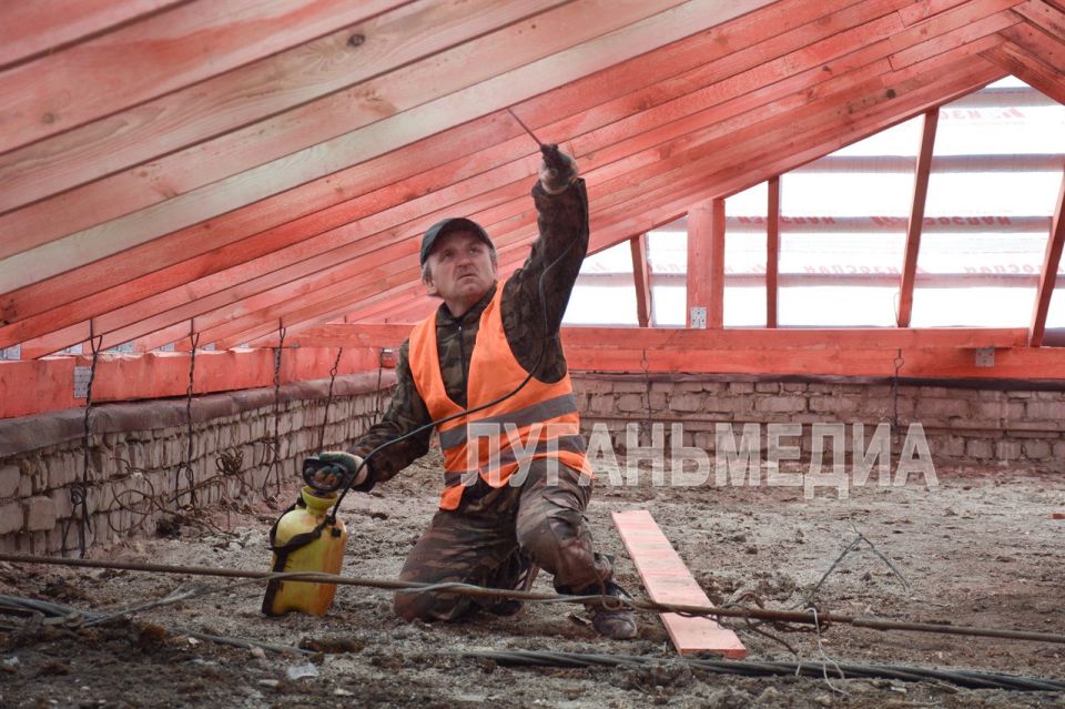 В Красном Луче ремонтируют здание для пункта временного размещения В Красном Луче ремонтируют здание для пункта временного размещения