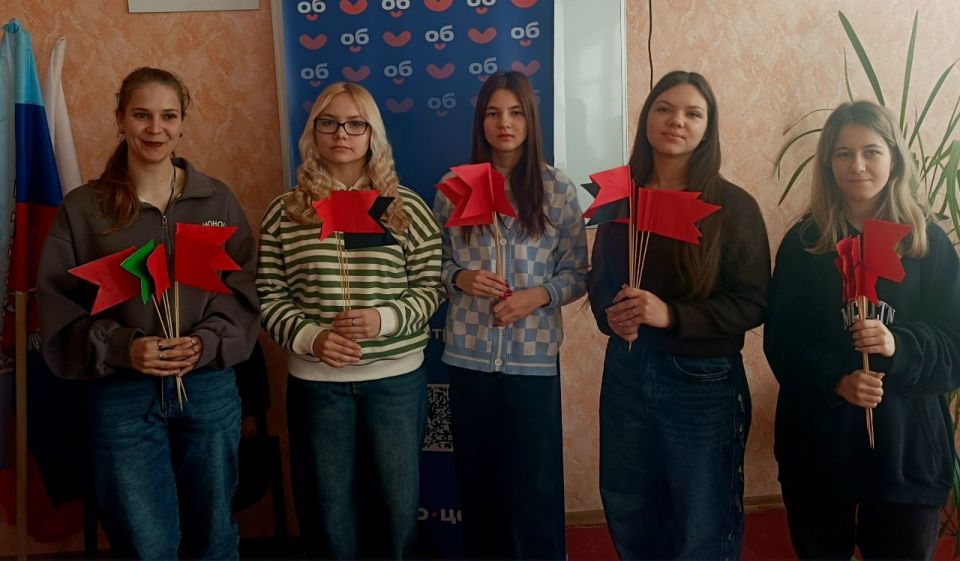 В Ровеньках провели мастер-класс по изготовлению противоминных флажков! В Ровеньках провели мастер-класс по изготовлению противоминных флажков!