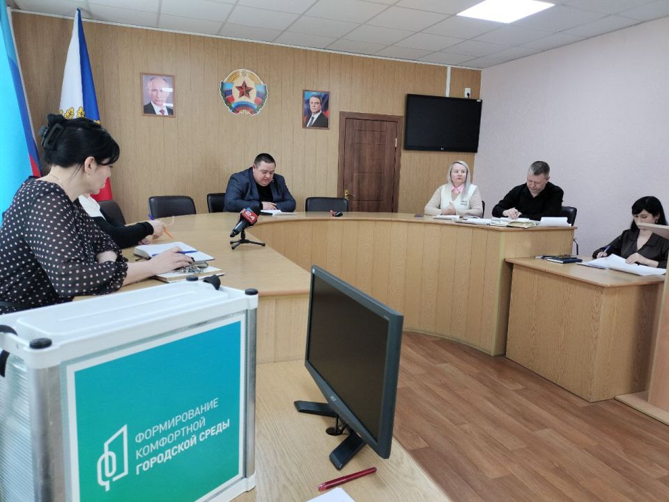 Сегодня под председательством Рубанцова Андрея Викторовича состоялось заседание общественной комиссии по организации и проведению голосования по отбору территорий, подлежащих благоустройству в рамках реализации программ... Сегодня под председательством Рубанцова Андрея Викторовича состоялось заседание общественной комиссии по организации и проведению голосования по отбору территорий, подлежащих благоустройству в рамках реализации программ...