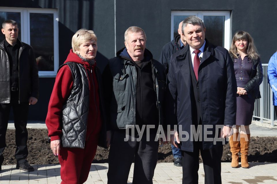 Глава ЛНР Леонид Пасечник вручил ключи от квартир в новом жилом комплексе «Красноярский» 31 семье из Свердловска Глава ЛНР Леонид Пасечник вручил ключи от квартир в новом жилом комплексе «Красноярский» 31 семье из Свердловска