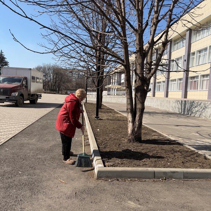 Сотрудники учреждений культуры Алчевска продолжают активное участие в субботнике Сотрудники учреждений культуры Алчевска продолжают активное участие в субботнике